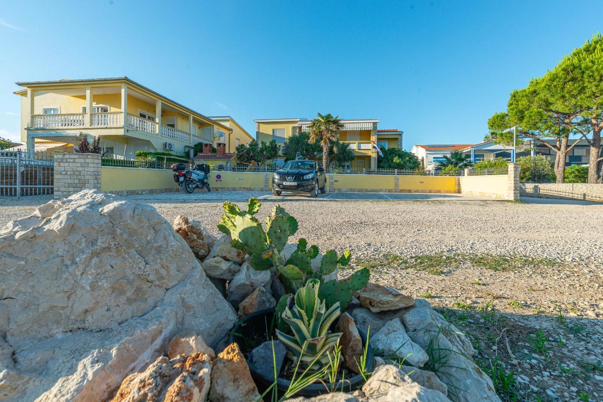Apartment House Inga Vir Esterno foto